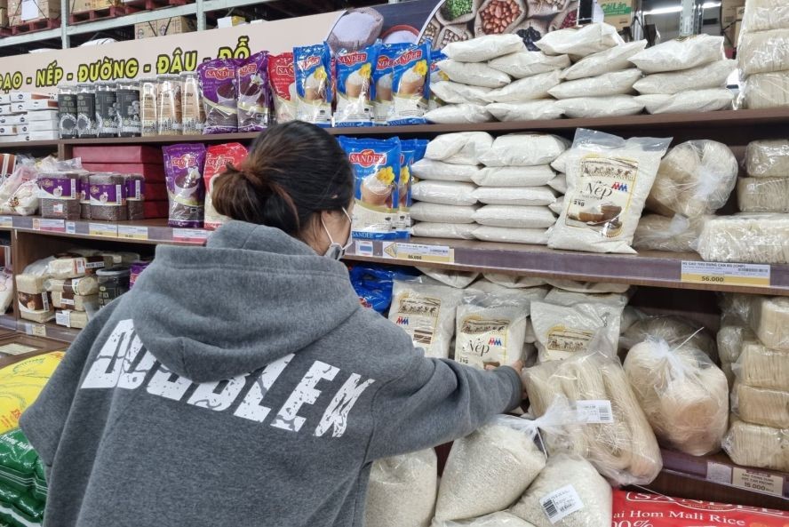 民众在超市选购大米。