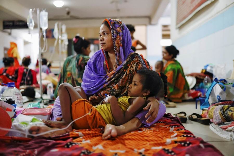 当地时间2023年7月5日，孟加拉国达卡，登革热病例数大增，医院内人满为患。（图：路透社）