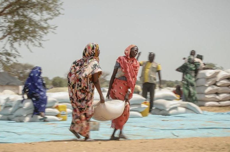在乍得，苏丹难民获得联合国分发的食物。（图：联合国）