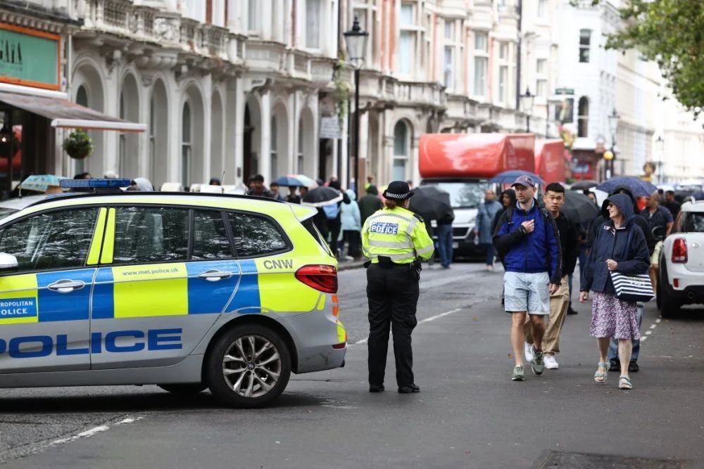 一名男子因涉嫌造成严重身体伤害而被捕，警方在伦敦大英博物馆附近巡逻。（图：互联网）