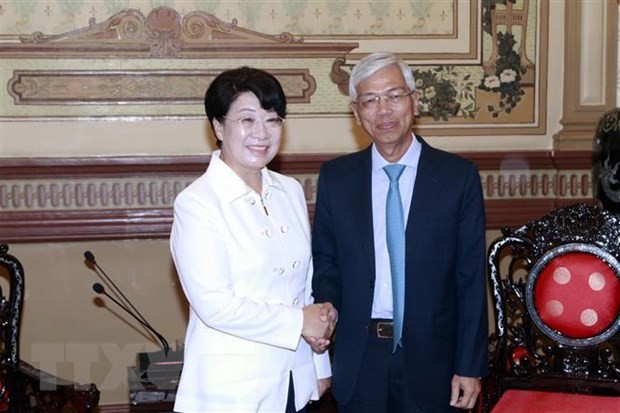 市人委会副主席武文欢（右）与庆尚北道副知事李达熙(音)女士。（图：越通社）