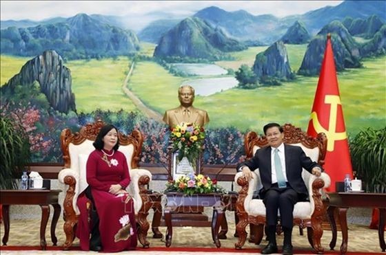 越南共产党中央书记处书记、中央民运部部长裴氏明淮（左）会见老挝人民革命党中央委员会总书记、国家主席通伦·西苏里。（图：越通社）