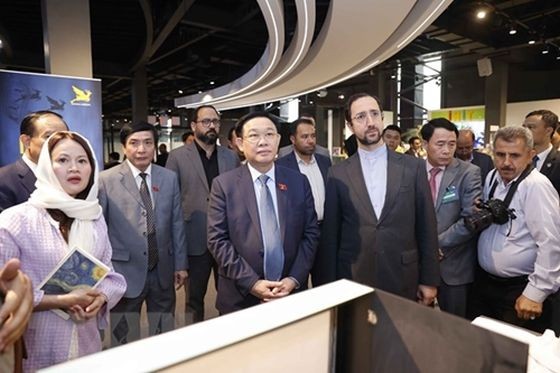 越南国会主席王廷惠走访伊朗创新与技术之家。（图：越通社）