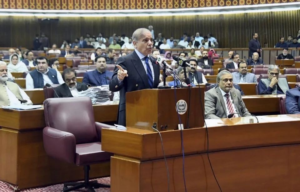 8月9日，巴基斯坦即将卸任的总理夏巴兹‧谢里夫在伊斯兰堡向议会发表讲话，随后议会和内阁解散。（图：AP）
