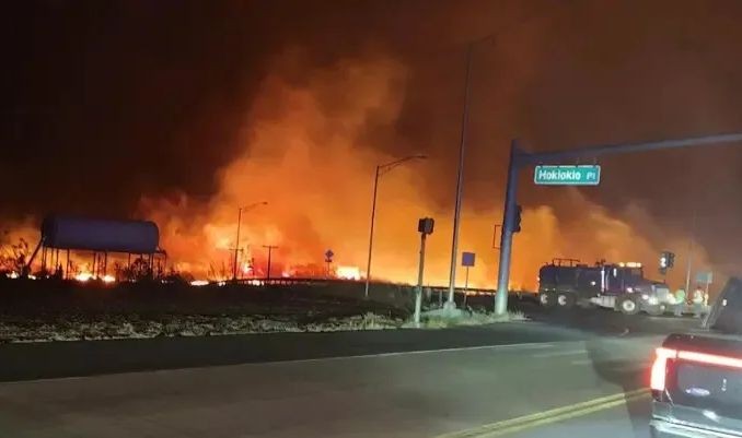 美国夏威夷州野火肆虐，知名观光胜地茂宜岛几乎毁于一旦。（图：AP）