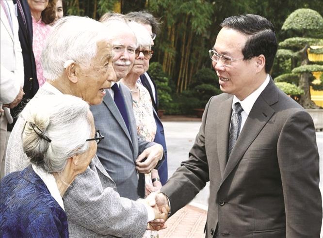 国家主席武文赏与国际及越南科学家交谈。（图：越通社）