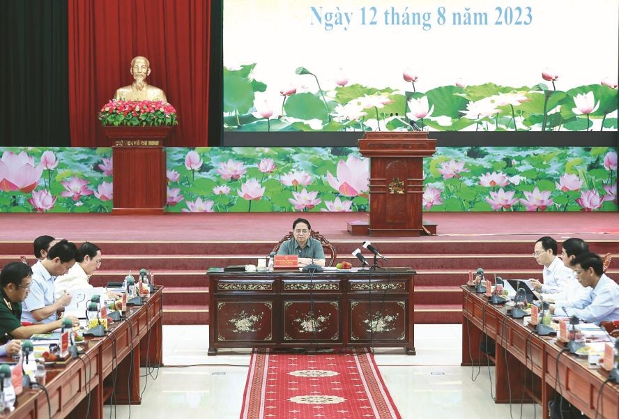 政府总理范明政主持与九龙江平原地区会议。（图：越通社）