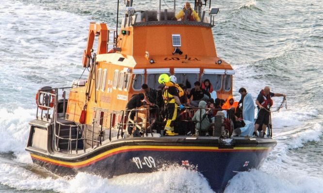 2023年8月12日，救生艇将试图穿越英吉利海峡的移民带进了英格兰东南部多佛的码头。（图：AFP）