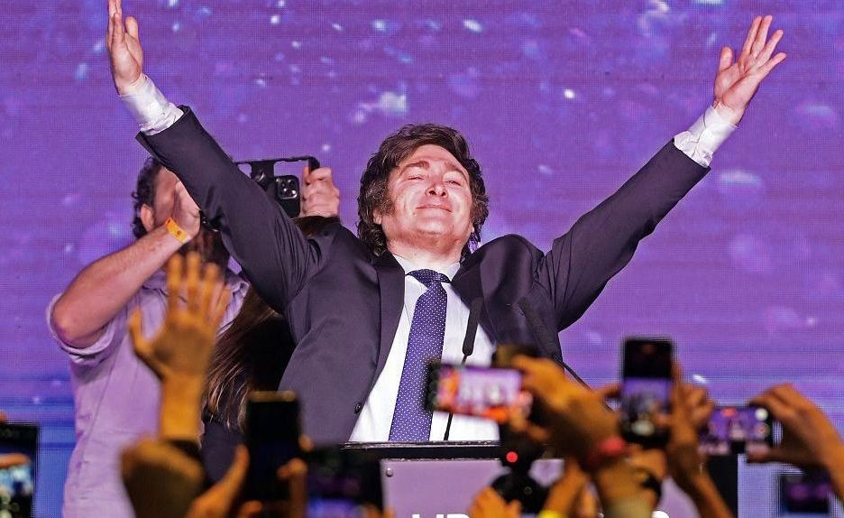 当地时间2023年8月13日，阿根廷布宜诺斯艾利斯，阿根廷极右翼自由主义经济学家、总统候选人哈维尔·米莱在竞选总部庆祝初选结果。（图：互联网）