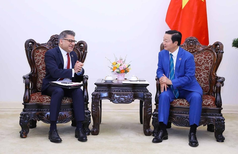 政府副总理陈红河(右)接见越南阿斯利康公司董事长兼总经理尼廷‧卡普尔。（图：越通社）