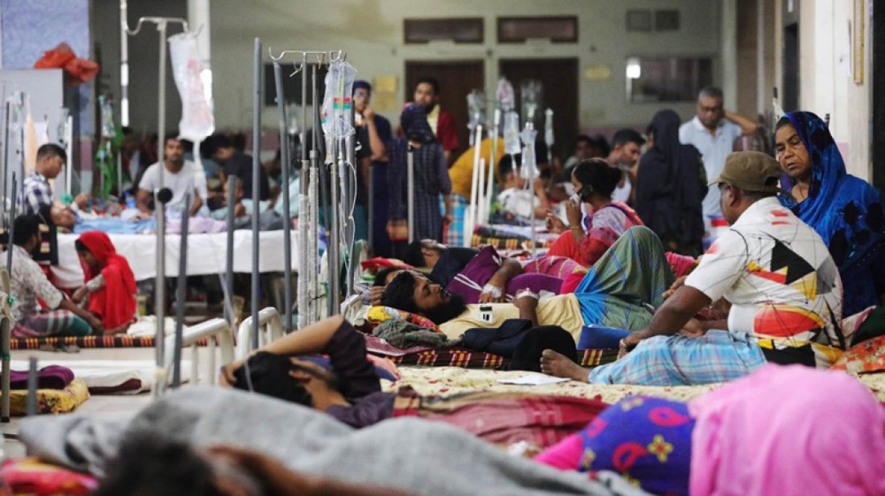 当地时间2023年8月12日，孟加拉国达卡，一家政府医院收治的登革热患者。（图：孟通社）
