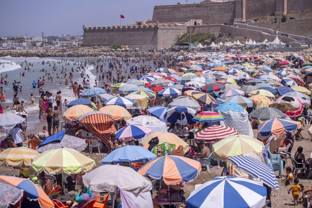 欧洲联盟气候监测机构哥白尼气候变化服务上周证实，今年7月是有纪录以来地球上最热月份。而摩洛哥上个月就出现自从1961年以来第4高月均温。图为摩洛哥拉巴特拥挤的海滩。（图：EPA）