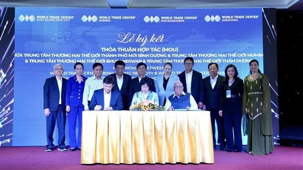 8月10日晚，越南平阳省新城市、印度孟买和中国沈阳3个世界贸易中心签署关于经贸关系的合作备忘录。（图：越通社）