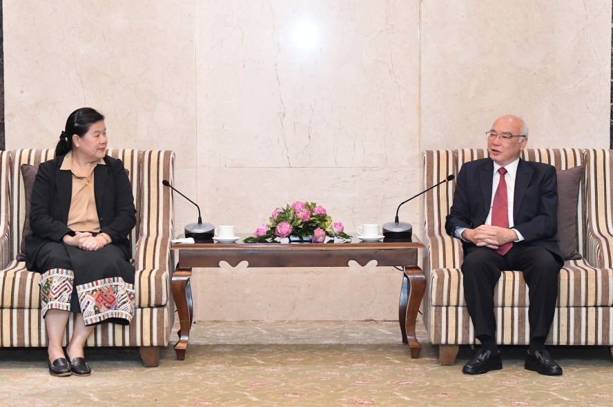 市委宣教处主任潘阮如奎（右）与老挝《共产主义》杂志负责人维拉万‧潘他冯交谈。（图：市党部新闻网）
