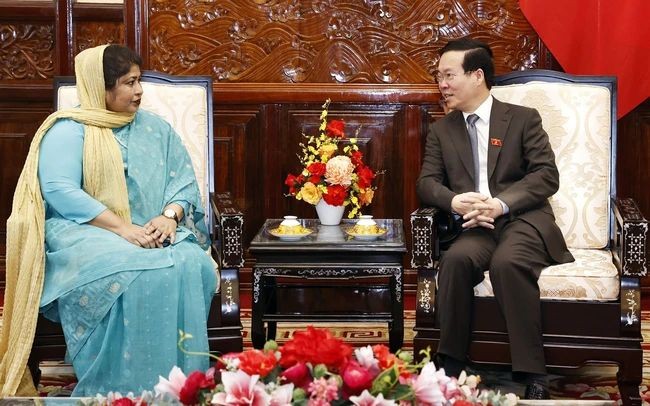 国家主席武文赏（右）接见孟加拉国人民共和国驻越南特命全权大使萨米娜‧纳兹女士。（图：越通社）
