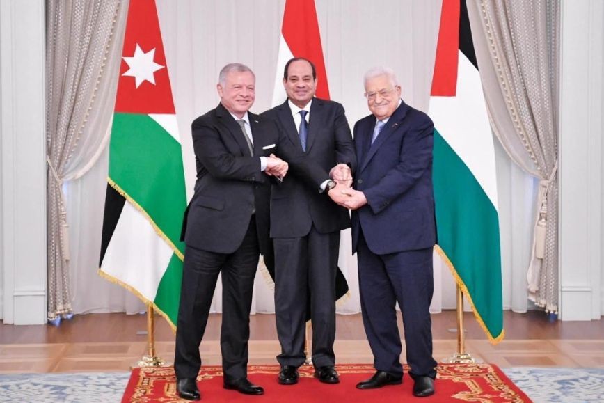 8月14日，在埃及北部地中海城市新阿拉曼，埃及总统塞西（中）、约旦国王阿卜杜拉二世（左）和巴勒斯坦总统阿巴斯出席三方首脑会议。（图：新华社）