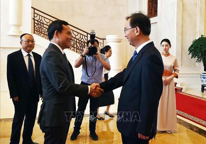 政府副总理陈留光（前左）会见中国云南省委书记王宁。（图：越通社）