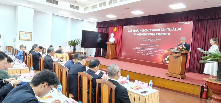 越南工商会副主席武新成在会上致词。