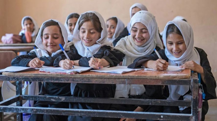 女孩们在阿富汗巴尔赫省马扎里沙里夫的一所学校学习。（图：联合国）