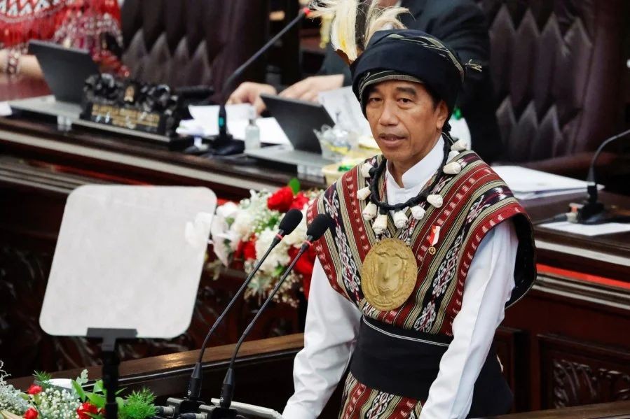 印尼总统佐科16日身穿马鲁古传统服装发表国情咨文，既理性谈到印尼“黄金愿景”，也感性谈及作为总统的切身感受。（图：路透社）