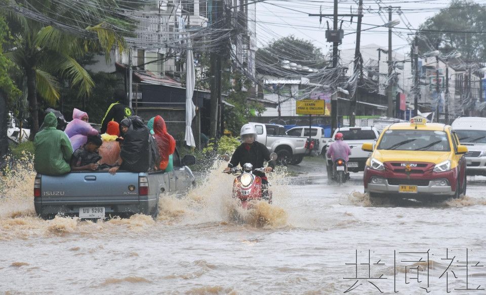 泰国南部苏梅岛上的公路因暴雨被淹。全球各地亟需应对全球变暖导致的气象灾害风险。摄于2019年1月。（图：共同社）
