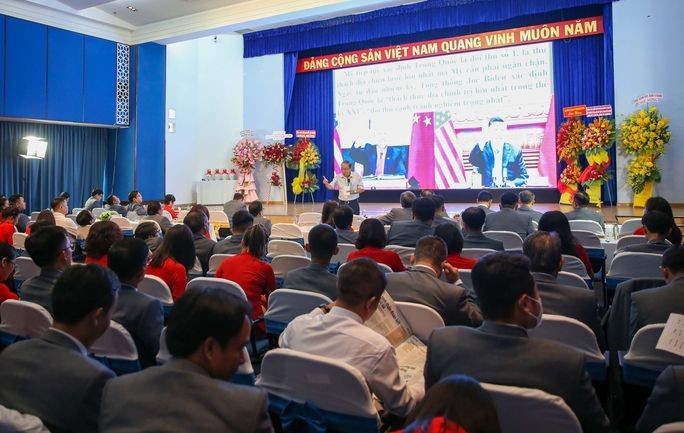 干部、党员须经常提高政治本领。图：“越南海洋与海岛现状”专题会议。