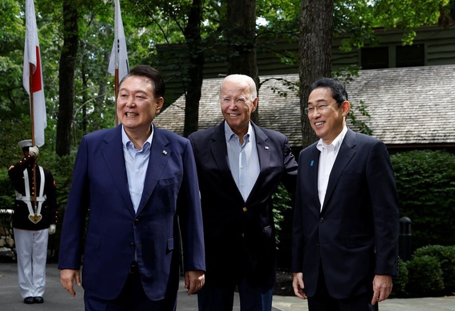 韩国总统尹锡悦（左）、美国总统拜登与日本首相岸田文雄合影。（图：路透社）
