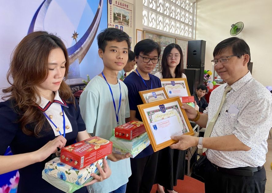 大埔同乡福利会会长陈明诗向学业优秀子弟颁奖。