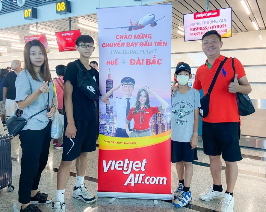 中国台湾乘客到达顺化市富牌机场新航站楼。