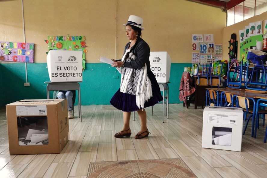 8月20日，在厄瓜多尔塔尔基，一名女子在投票站投票。（图：AFP）