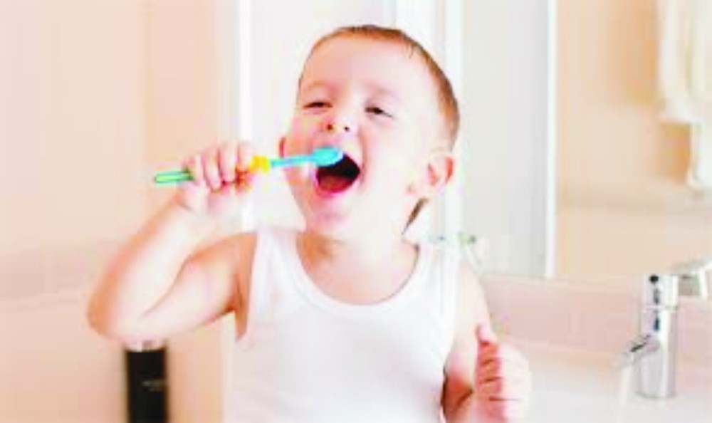医生指两岁儿童学会刷牙护理口腔