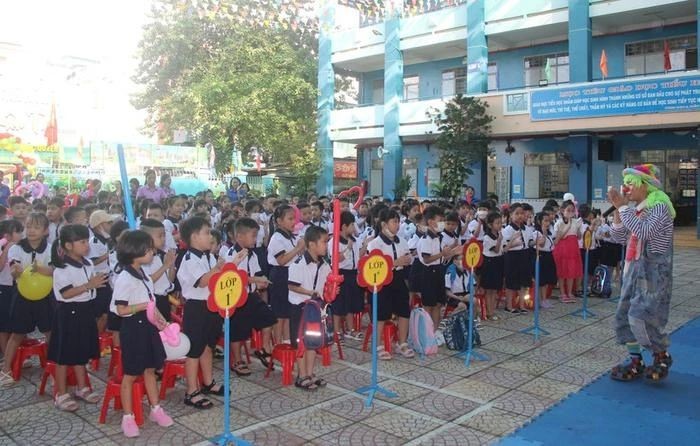 图为新平郡阮清泉小学一年级学生们第一天到校在校园里观赏艺文节目。（图：市教育与培训厅）