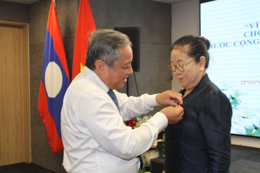 老挝总领事荣获为各民族和平友好纪念章