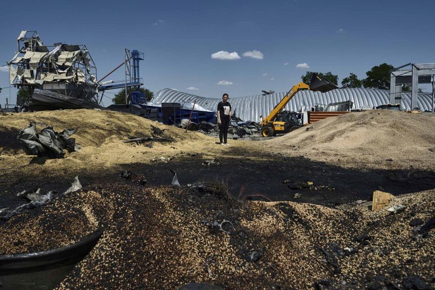 2023年7月21日，乌克兰敖德萨地区，遭俄军袭击中被摧毁的农场仓库废墟。（图：AP）