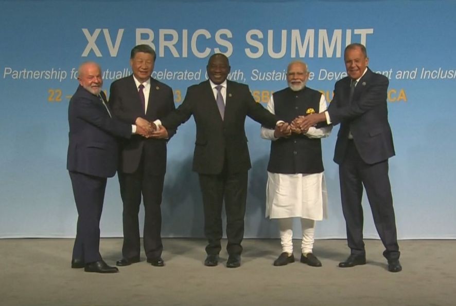 东道主南非总统拉马福萨、国家主席习近平、印度总理莫迪、巴西总统卢拉及代表俄罗斯出席的外长拉夫罗夫在会前拍摄大合照。（图：新华社）