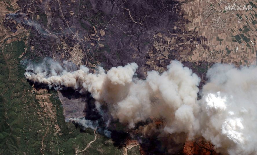 卫星图像显示了2023年8月21日希腊亚历山德鲁波利斯的野火概况。 （图：路透社）