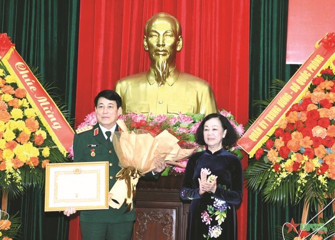 党中央书记处常务书记张氏梅向梁强大将颁授45年党龄纪念章。（图：人民军队报）