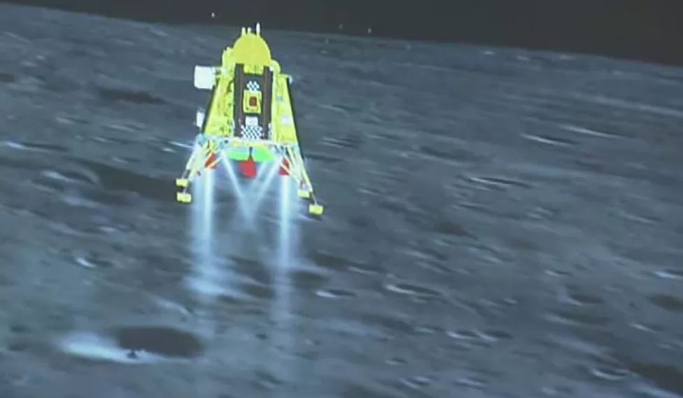 印度空间研究组织 (ISRO) 网站直播的一张图像显示，月船三号航天器在成功登陆月球南极前几秒。 （图：ISRO）