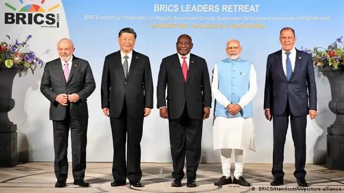第十五次金砖国家领导人峰会的主题是“金砖国家与非洲”。8月23日的正式峰会前，巴西总统卢拉、中国国家主席习近平、南非总统拉马福萨、印度总理，莫迪和俄罗斯外长拉夫罗夫（从左至右）一同亮相。（图：BRICS）