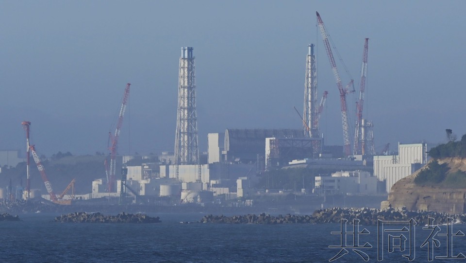 图为摄于8月24日早晨6点25分的东京电力公司福岛第一核电站。（图：共同社）