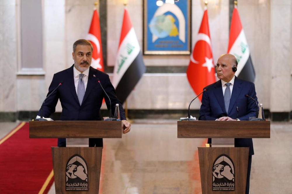 8月22日，伊拉克外长侯赛因（右）与到访的土耳其外长菲丹在巴格达举行联合记者会。（图：新华社）