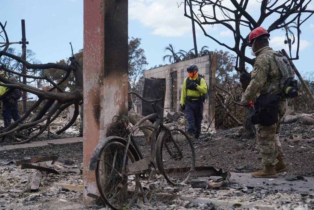 当地时间2023年8月12日，美国夏威夷州，隶属于夏威夷国民警卫队的士兵和飞行员协助毛伊县和州官员在拉海纳周围进行搜索工作。（图：路透社）