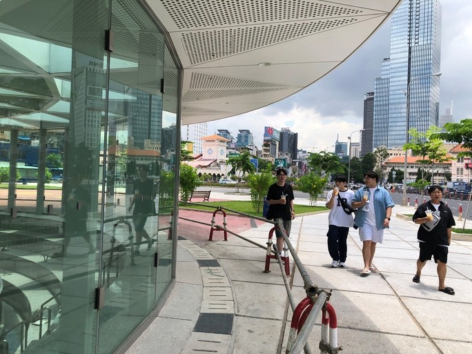 游客对滨城车站的采光天窗工程很感兴趣。