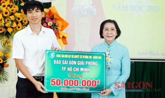 《西贡解放报》移交5000万元给武鸿山残疾儿童辅育中心。