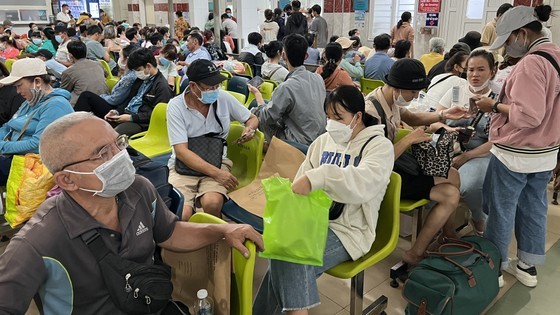民众在市震伤矫形医院等待诊疗。
