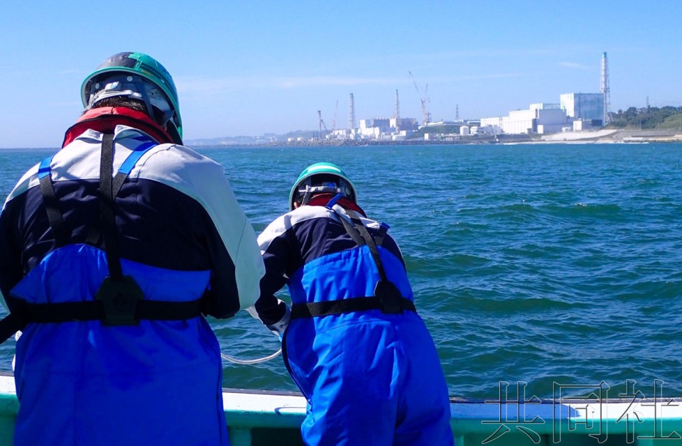 8月25日，处理水排海启动的东京电力福岛第一核电站周边海域进行海水采集作业。（图：共同社）