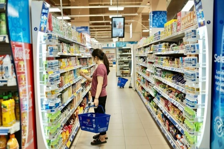 本月份的消费者物价指数(CPI)同比增2.96%。图为一名妇女在超市选购物品。（示意图：功孝）