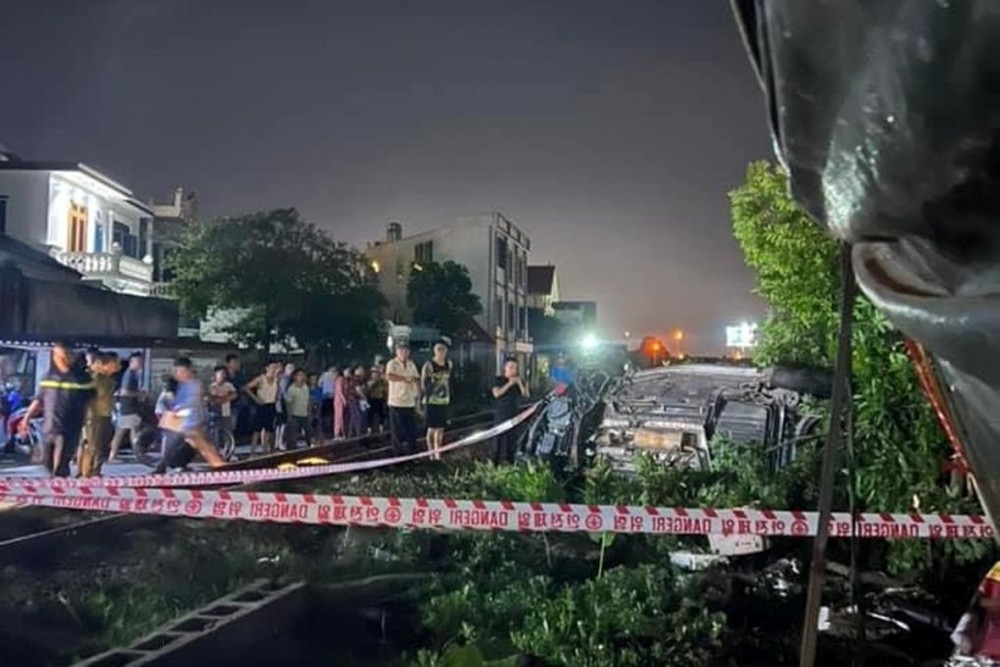 海防7座汽车撞火车致9人受伤
