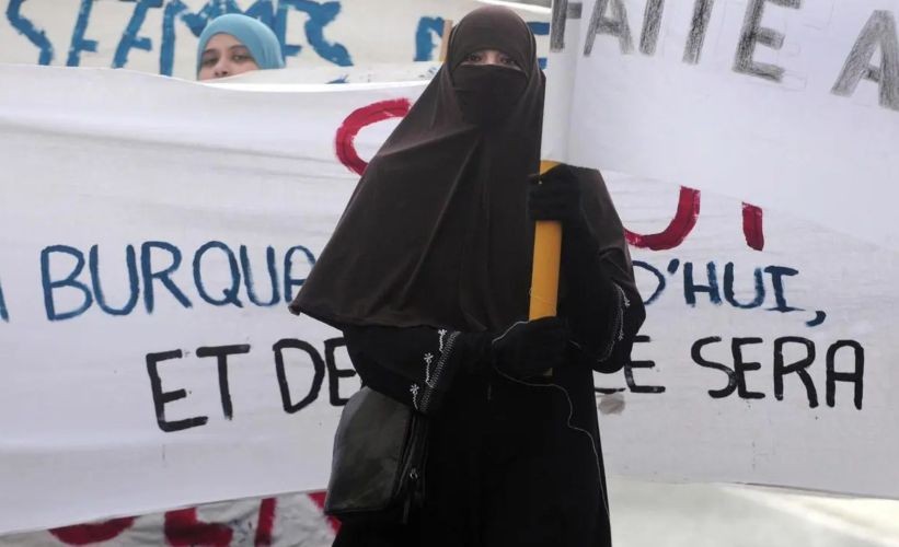 法国社会已针对穆斯林的穿戴争论多月，如今教育部宣布禁止穿长袍上学。（示意图：互联网）