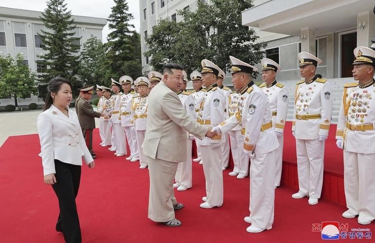 朝鲜劳动党总书记、国务委员长金正恩携女视察海军司令部。（图：朝中社）